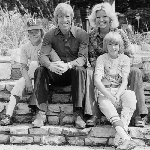 Chuck Norris con la moglie Diane e i figli Mike ed Eric. (Foto di Tony Korody/Sygma/Sygma tramite Getty Images)