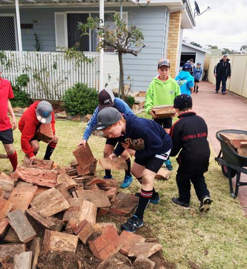 NSW school sports team ‘pays it forward’ by helping elderly man move firewood post-match