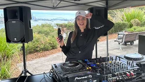 Jessica Mathers tiene su propio negocio de DJ.