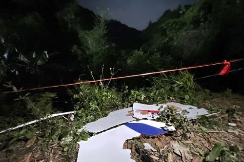 En esta foto publicada por Xinhua, se ven escombros en el lugar donde se estrelló un avión en el condado de Tengxian, en la región autónoma de la etnia zhuang de Guangxi, en el sur de China, el martes 22 de marzo de 2022. El Boeing 737-800 del este de China tiene más de 100 personas a bordo. .  Un avión se estrelló el lunes en una remota región montañosa del sur de China, provocando un incendio forestal visible desde el espacio en el peor desastre aéreo del país en casi una década, dijeron las autoridades.  (Zhou Hua/Xinhua vía The Associated Press)