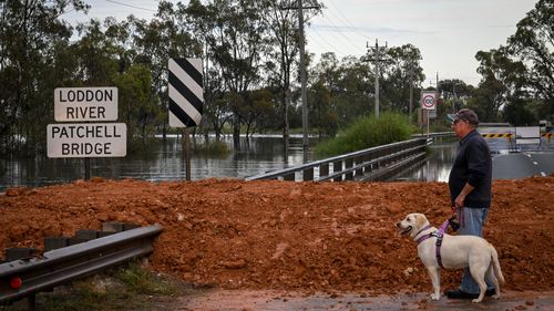 The flood water level has risen to the top of the Patchell Bridge in Kerang, Victoria near the NSW border. 