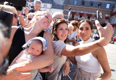 Meghan, Duchess of Sussex takes selfies with well-wishers outside the town hall during the Invictus Games Dusseldorf 2023 - One Year To Go events, on September 06, 2022 in Dusseldorf, Germany