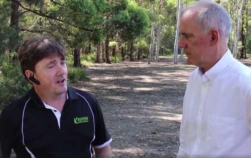 Mr Lewis and Mr Piper discussing the kangaroo issue at Morisset. (Facebook)