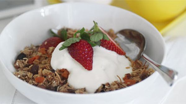Crunchy almond muesli with yoghurt & strawberries