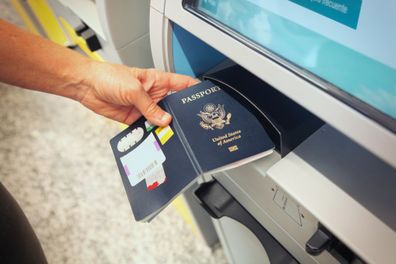Il viaggiatore scansiona il nostro passaporto al banco del check-in online in aeroporto