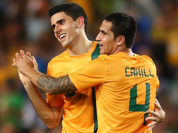 Tom Rogic (l) and Tim Cahill. (Getty)