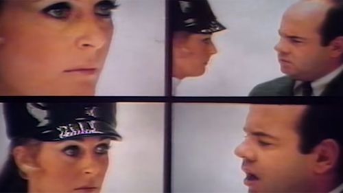 Dizi, aynı skeçlerin dört açısını aynı anda gösteriyordu.