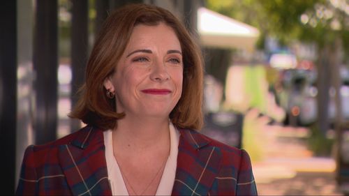 A Ministra das Comunicações, Anika Wells, falando em entrevista coletiva. 