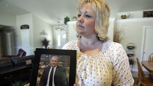 Laurie Holt holds a photograph of her son Joshua Holt, who has been jailed in Venezuela for several months, at her home, in 2016. (AAP) 