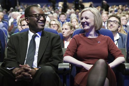 Le chancelier britannique de l'Échiquier Kwasi Kwarteng, à gauche, et le premier ministre Liz Truss réagissent, lors d'un hommage à feu la reine Elizabeth II au début de la conférence annuelle du Parti conservateur à Birmingham, en Angleterre, en octobre.  2, 2022. 