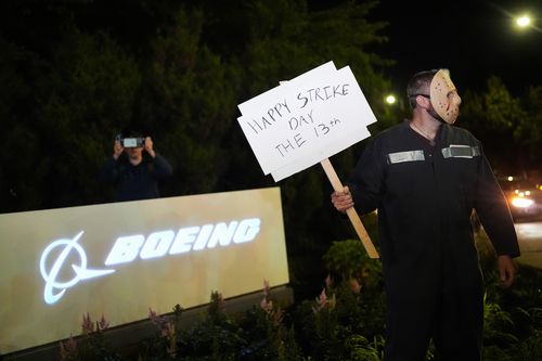 Boeing workers picket