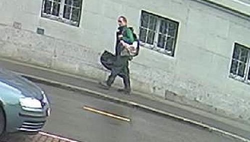 The suspect carrying a holdall that Swiss police think contained the chainsaw. (Photo: Schaffhausen police).