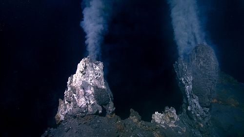L'antico vulcano sottomarino precedentemente ritenuto estinto è stato trovato attivo, con bocche idrotermali di pompaggio. 