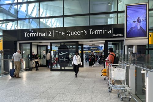 Viaggiatori all'aeroporto di Heathrow, a Londra, mercoledì 13 luglio 2022. L'aeroporto di Heathrow ha introdotto un limite al numero di passeggeri quest'estate poiché il settore dell'aviazione fatica a far fronte alla domanda di viaggi. Non più di 100.000 passeggeri al giorno potranno partire dal 12 luglio all'11 settembre, ha annunciato l'aeroporto di Londra ovest. (AP Photo/Alberto Pezzali)