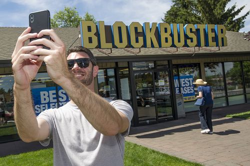 A man takes a selfie outside the Ben, Oregon Blockbuster store. It will be the last one in the world after an announcement Australia's last one is closing. (Ryan Brennecke)