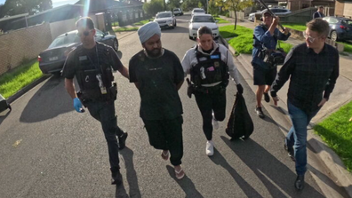 39 yaşındaki adam, polis tarafından süresi dolmuş bir vize ile Avustralya'da olduğu söyleniyor ve birkaç ay içinde 160.000 dolar değerinde yüksek kaliteli süpermarket ürünleri çaldığı iddia ediliyor.