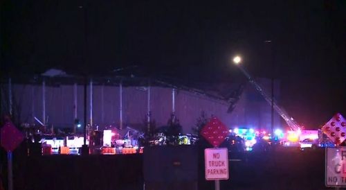 Questa foto mostra i danni all'edificio Amazon a Edwardsville, nell'Illinois, dopo una notte di temporali.