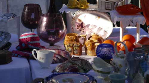 Questi sono i tipi di articoli per la casa di seconda mano che venivano venduti all'incontro di scambio organizzato da Gardiman.