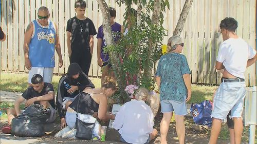Un homme a été inculpé après qu'un adolescent conduisant une moto hors route a été tué dans un prétendu délit de fuite à Logan, au sud de Brisbane. il a heurté une moto hors route blanche conduite par deux adolescents.