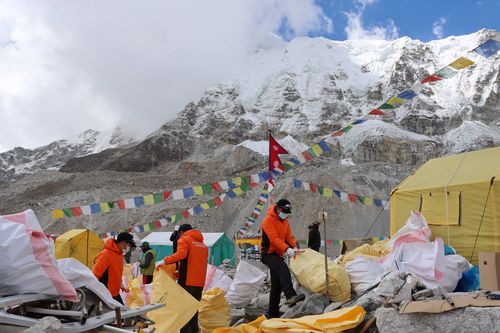 Authorities have removed about 11,000 kilograms of waste, including human corpses and skeletons, during the annual clean up of Mount Everest.﻿