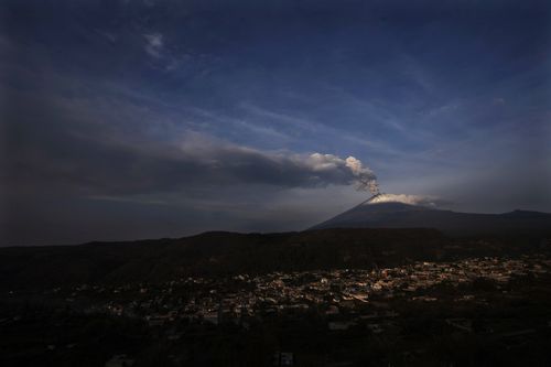 Volcán Popocatepetl arrojando ceniza y vapor, visto desde Santiago Xalitzintla, México, miércoles 24 de mayo de 2023 