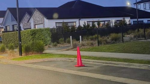 Auckland'daki bir evin sakinleri, 'kendi' park alanlarını işaretlemek için bir yol konisi kullanıyor.