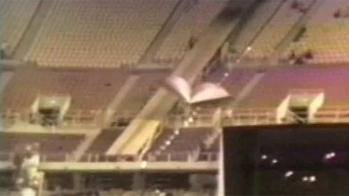 Kiteman rampadan inerek koltuklara çarptı.