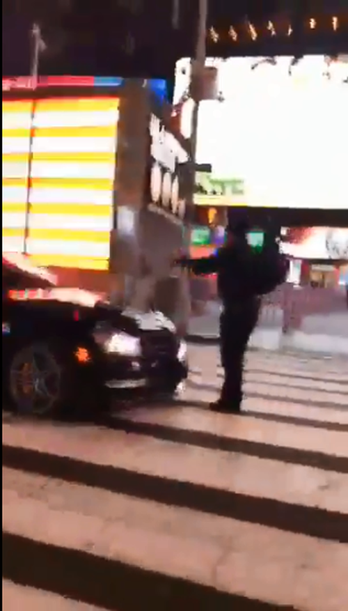 A New York police officer was seen stopping a Mercedes-Benz for allegedly doing burnouts before it sped off (Twitter).