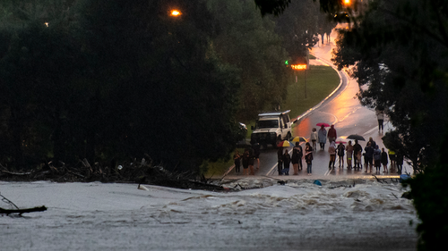 De fortes pluies et des eaux de crue font que la rivière Hawkesbury au pont North Richmond rompt ses berges et coupe de nombreuses routes.