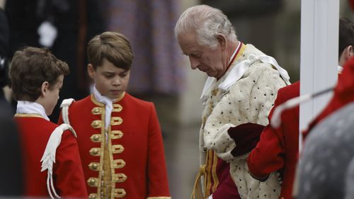 Il principe George del Galles e il re Carlo III della Gran Bretagna prima dell'incoronazione del re Carlo III nell'abbazia di Westminster a Londra, 6 maggio 2023 (Jamie Lorriman/Pool Photo via AP)