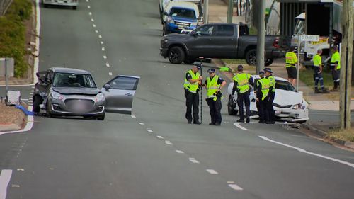 Un homme est en fuite après un accident qui a coincé une femme dans sa voiture à Kippa-Ring, dans la baie de Moreton.