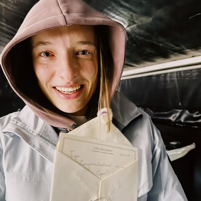 Iga Swiatek holds a hand-written note from Taylor Swift