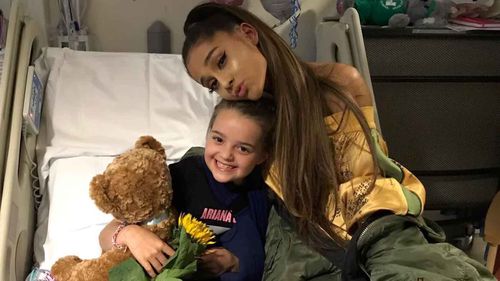 Ariana Grande with one of her injured fans. (Twitter)