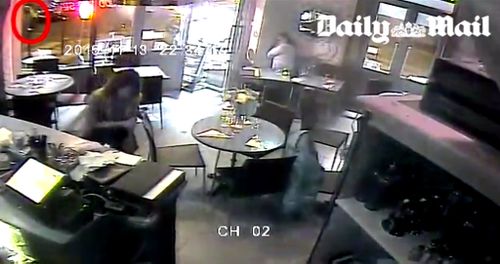 CCTV shows the gunman outside the restaurant. (Source: Daily Mail)
