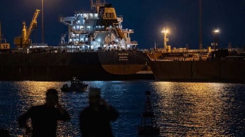 Impossibilitate a passare attraverso lo Stretto di Hormuz, le navi sono ancorate in Oman.