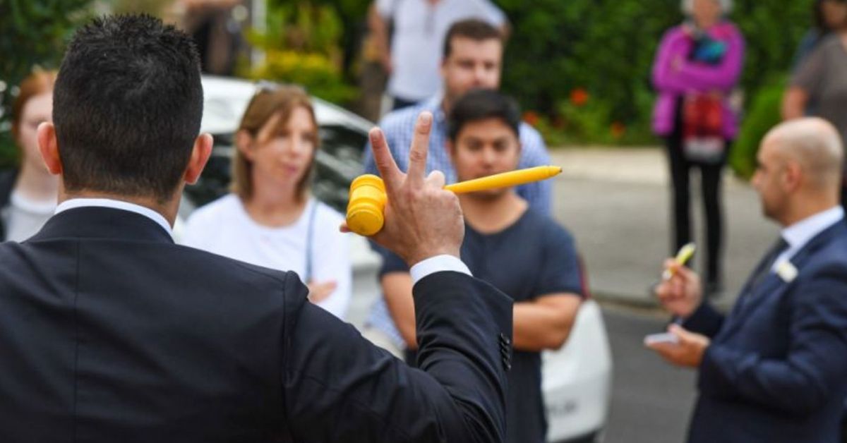 Dodgy real estate agents to face $110,000 fines for underquoting