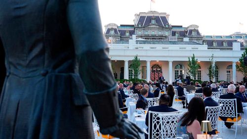 Donald Trump ha usato un linguaggio profano per descrivere la Casa Bianca durante una cena al Rose Garden.