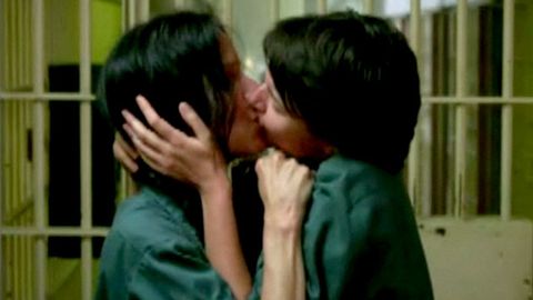 Weeds ropes in viewers with lesbian kiss