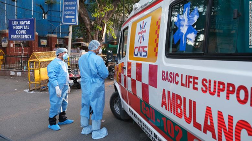 Health workers turned away an ambulance at the main entrance of the Lok Nayayak Jaiprakash Hospital in New Delhi on April 25.