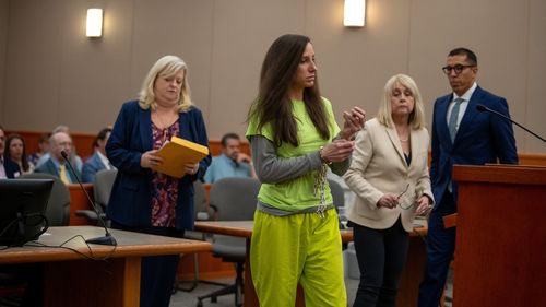 Kouri Richins se prepara para falar em sua sentença no 3º Tribunal Distrital em Park City, Utah, quarta-feira, 13 de maio de 2026.