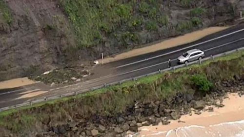  More than 100 Victorian roads have been closed due the weather emergency. (9NEWS)