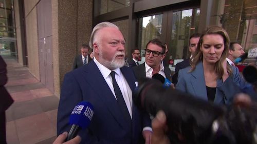 Kyle Sandilands fora do Tribunal Federal em Sydney. Sexta-feira, 24 de abril.