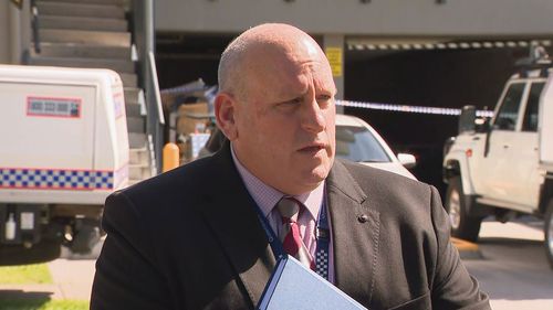 La police du Queensland enquête après la découverte de restes humains sous un bloc d'unité de Brisbane ce matin.