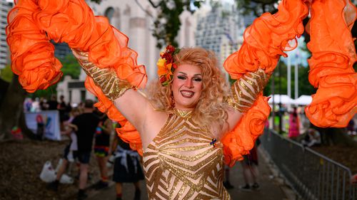Si prevede che l'edizione del festival LGBTQIA+ attirerà centinaia di migliaia di festaioli nel quartiere di Oxford Street a Sydney per un programma di feste, spettacoli ed eventi comunitari della durata di una settimana. (Foto di George Chan/Getty Images)