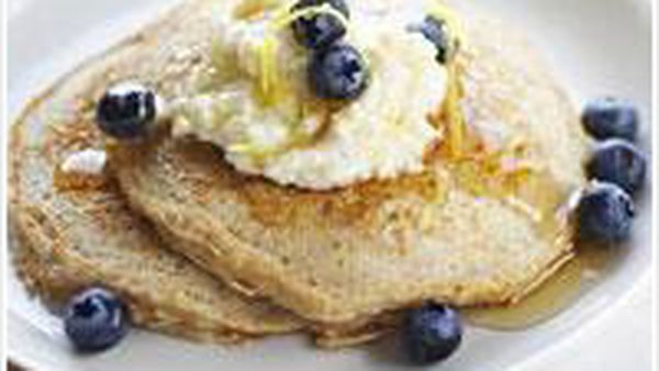 Oatcakes with honeyed ricotta and blueberries