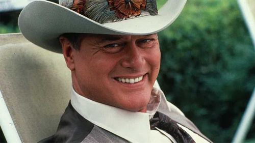 Dallas dizisinde JR karakterini Larry Hagman canlandırdı.