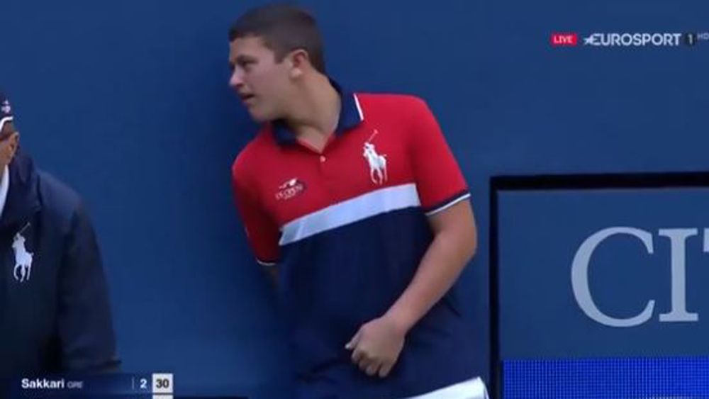 Us Open 17 Venus Williams Serve Hits Ball Boy In The Groin Us Open 17 Venus Williams Serve Hits Ball Boy In The Groin