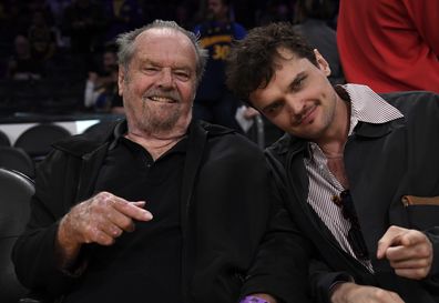 LOS ANGELES, California - 12 Mei: Jack Nicholson putranya dan Ray Nicholson menghadiri pertandingan playoff semifinal Konferensi Barat antara Los Angeles Lakers dan Golden State Warriors di Crypto.com Arena pada 12 Mei 2023 di Los Angeles, California. (Foto oleh Kevork Djansezian/Getty Images)