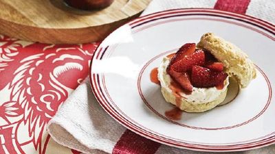 <a href="http://kitchen.nine.com.au/2016/05/16/20/13/scones" target="_top">Scones with strawberry compote and cream</a>