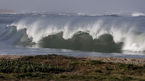 Certaines parties de la Californie ont été frappées par une alerte au tsunami, qui a résulté d'un tremblement de terre de 8,9 au Japon le 11 mars 2011. Sur cette photo, de grosses vagues se brisent sur le côté sud de la jetée de Moss Landing Harbour.